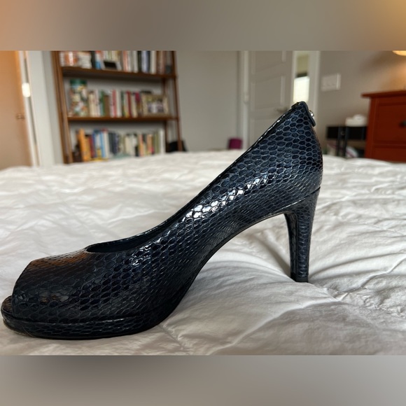 STUART WEITZMAN Plainfield Open Toe Navy Sea Crystal Snake Pumps - Picture 6 of 11